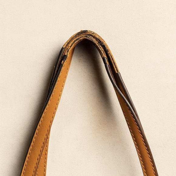 Guess Women’s Large Brown Tote Handbag – Stylish & Spacious Everyday Bag. - Picture 3 of 4